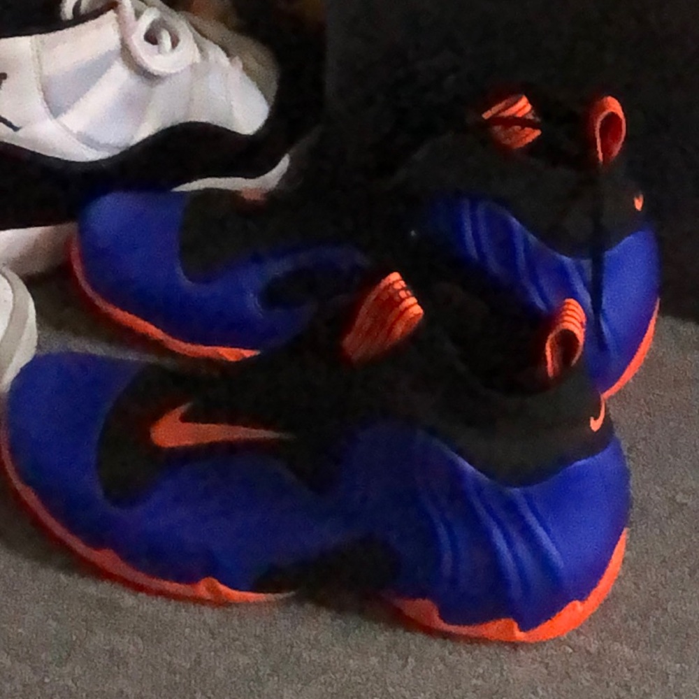 Tennis shoes
